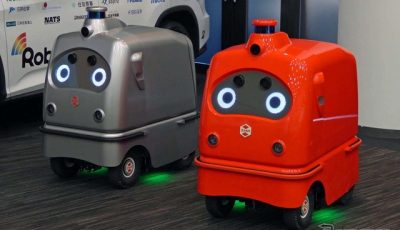 宅配ロボットの第二世代「CarriRo Delivery」。赤とシルバーのボディ色を持つ2台が実証実験で運用される。