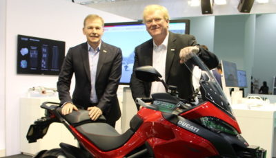 ボッシュ 取締役のシュテハン・ハルトゥング氏（右）とボッシュ ジャパンのクラウス・メーダー代表取締役（左）