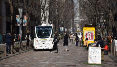 丸の内仲通りを走行する自動運転モビリティの様子（準備走行時）