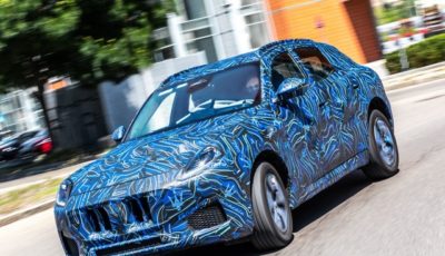 マセラティの新型SUV『グレカーレ』のプロトタイプに試乗するステランティスのカルロス・タバレスCEO