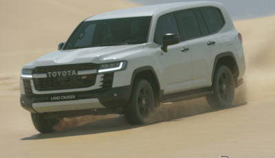 トヨタ ランドクルーザー 新型の海外仕様。フロントグリルには「GR」のバッジが見える