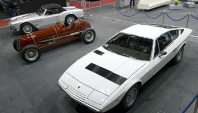 向かって左からマセラティ3500GTスパイダー、タイプ6CM、カムシン
