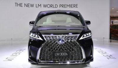アジアではすでに販売されているLEXUS高級ミニバン『LM』（上海モーターショー2019にて）