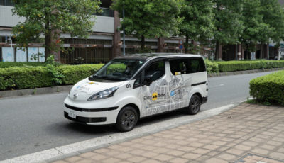 ワールドポーターズに到着した『Easy Ride』サービス車両の日産『e-NV200』