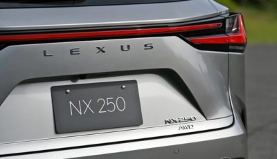 レクサス NX 新型に初採用された“バラ文字”のLEXUSロゴ