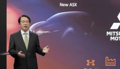 三菱の新型『ASX』がルノーの最量販車種をベースにすることが発表された。写真は三菱自動車の加藤隆雄CEOとASXのデザインスケッチ