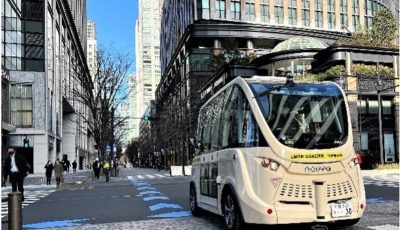 丸の内仲通りを走行する自動運転モビリティの様子（準備走行時）