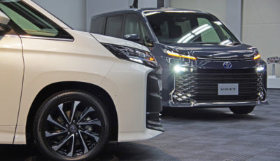 トヨタ・ノア新型（向かって左）/ヴォクシー新型