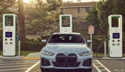 米国の急速充電ネットワークの「エレクトリファイ・アメリカ」で充電を行うBMW i4