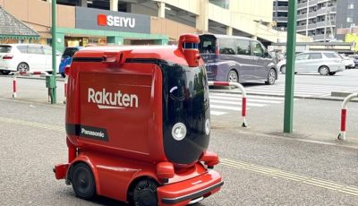「西友つくば竹園店」を出発するUGV