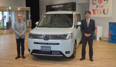 ホンダ・ステップワゴン新型と日本本部長の安部典明執行役常務（右）、左は開発責任者の蟻坂篤史氏