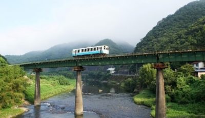 四万十川に沿って伸びるJR四国予土線。