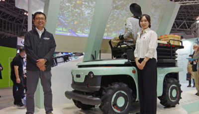 「Auto Guided Orchard Support vehicle」（果樹園作業支援自動走行車）を開発したヤマハ発動機の本田士郎さんと、デザイナーの武石真里さん