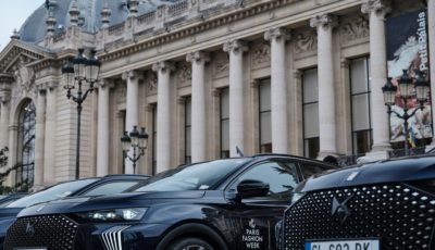 「パリ・ファッションウィーク秋冬2023/2024」の公式車両に起用された DS 7 のPHEV