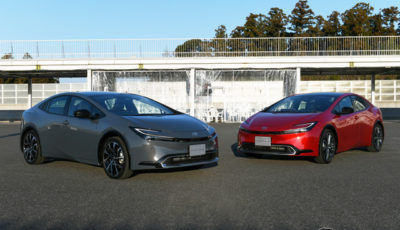 トヨタ プリウスPHEV（プロトタイプ、左）とトヨタ プリウス（2.0リットルHEV、右）