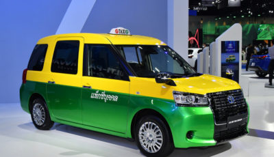 タイでよく見かけるカラーリングにラッピングされたJPNタクシー