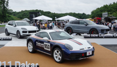 「ポルシェフェスティバル’23」で公開された『911ダカール』（手前）と新型『カイエン』（奥2台）