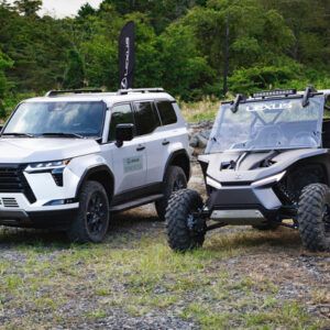 レクサス GX 新型（左）と水素バギーのROVコンセプト（右）