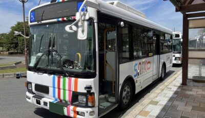 運行する自動運転バス