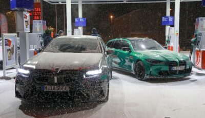 BMW M5ツーリング 新型プロトタイプ（左）とM3 CS ツーリング プロトタイプ（右）