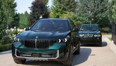 BMW X5 Edition 25 Jahre（手前）と初代X5
