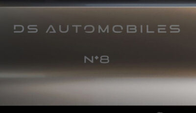 新たなロゴと車名が描かれた「DS N°8」のリアゲート