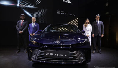 トヨタ・カムリ・ハイブリッド新型（インド仕様）