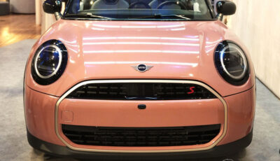 PANTONE（パントン）社が発表した2025年のテーマカラー「モカムース」で塗装された新型MINI『クーパーコンバーチブル』