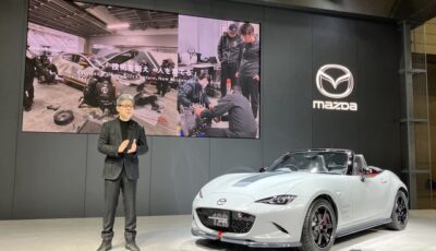 マツダスピリットレーシング・ロードスター12Rと前田代表（東京オートサロン2025）