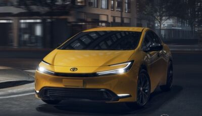 「カラシ」色を採用するトヨタ・プリウスの「ナイトシェード」（米国仕様）