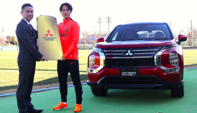 三菱『アウトランダーPHEV』を浦和レッズの渡邉凌磨選手に贈呈