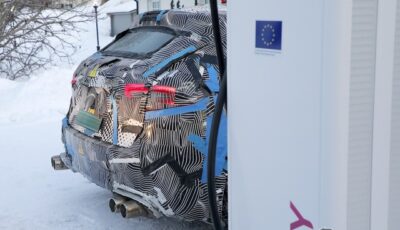 充電するフェラーリBEVのプロトタイプ