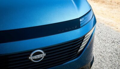 日産『ムラーノ』の2025年型に設定の新色「オーロラブルーメタリック」