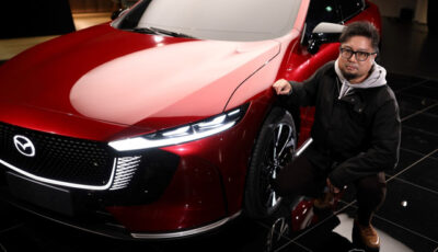 マツダ EZ-6とマツダデザイン本部チーフデザイナーの岩内義人さん