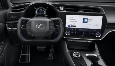 レクサス RZの「F SPORT」に採用されたステアバイワイヤ用ステアリングホイール