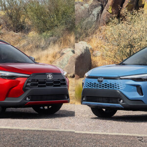 トヨタ・カローラクロス（ガソリン、左）とハイブリッド改良新型（米国仕様）