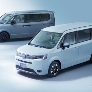 ホンダ ステップワゴン e:HEV SPADA PREMIUM LINE BLACK EDITION（左）とAIR EX（右）