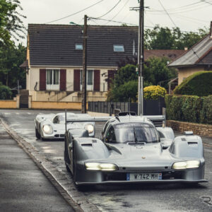 住宅街を走るレーシングカーのポルシェ『963 RSP』