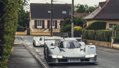 住宅街を走るレーシングカーのポルシェ『963 RSP』