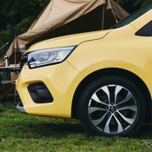ボディ同色バンパーのみとなったルノー カングー 改良新型