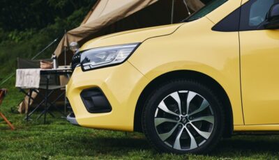 ボディ同色バンパーのみとなったルノー カングー 改良新型