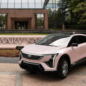 Mary Kay（メアリーケイ）の象徴的なピンクキャデラックをEVに刷新。ピンクのキャデラック『オプティック』