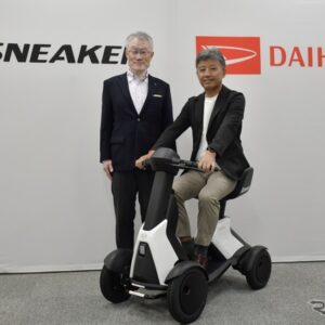 ダイハツ工業の井上雅代表取締役社長（車上）と製品企画部プロジェクト責任者、鐘堂信吾氏