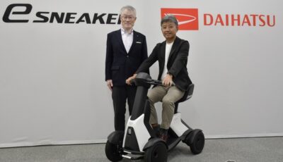 ダイハツ工業の井上雅代表取締役社長（車上）と製品企画部プロジェクト責任者、鐘堂信吾氏