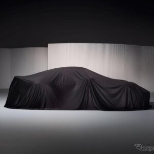 ポルシェが新型車を予告