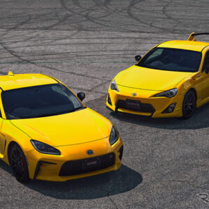 トヨタ GR86 RZ “イエローリミテッド”（左）と先代86 GT イエローリミテッド（右）