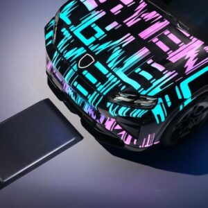 ポルシェ『カイエン・エレクトリック』プロトタイプと11kWワイヤレス充電器