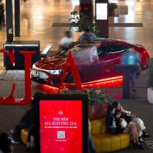 メルセデスベンツ『CLA』新型が英ロンドンのバタシー発電所に登場