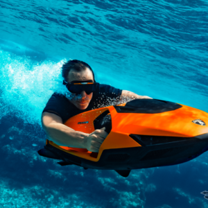 ランボルギーニとCAYAGOが共同開発した水中スクーター「SEABOB SE63」