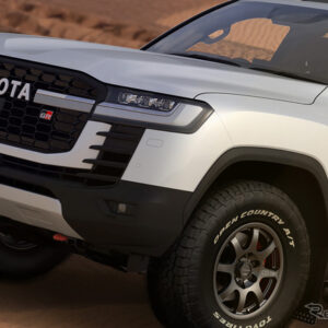 ダカールラリー市販車部門12連覇を記念した特別仕様車『ランドクルーザー300 RALLY RAID』